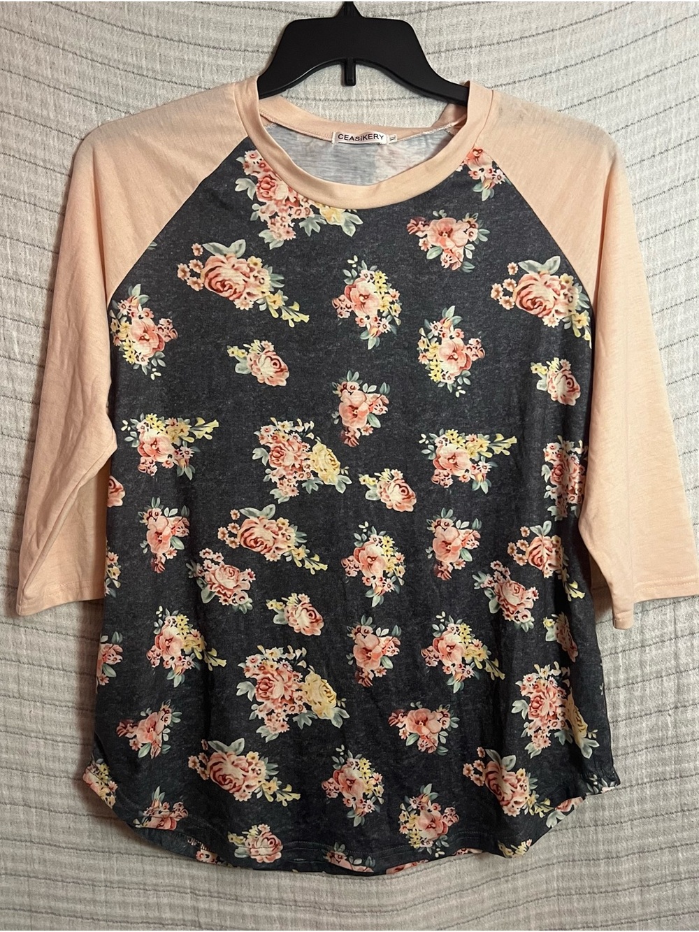 Ceasikery Peach-Sleeve Floral Raglan Long Sleeve Tee